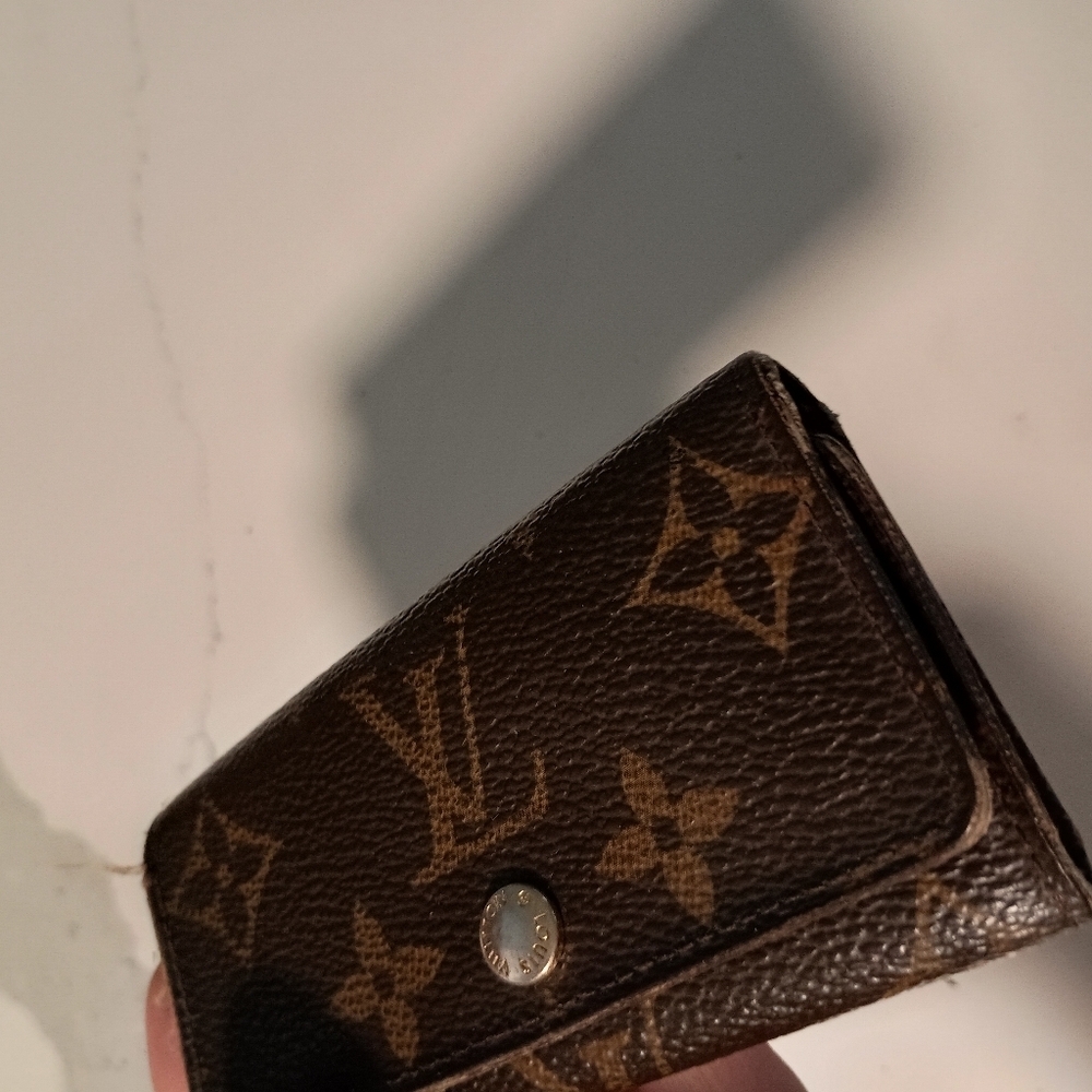 Authentic LOUIS VUITTON Monogram Multicles 4 Key Case - Picture 5 of 13